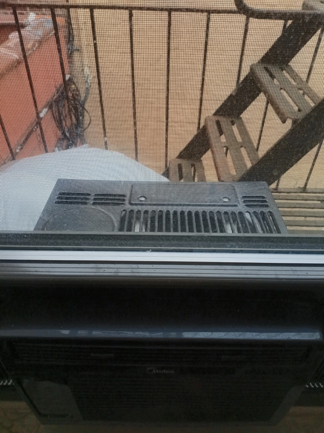 Midea MAW05R1WBL Window Type Air Conditioner - photo 3