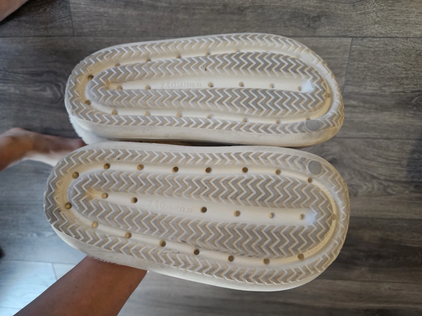 Cream Fuzzy Lined Clogs - Size 240mm - photo 3