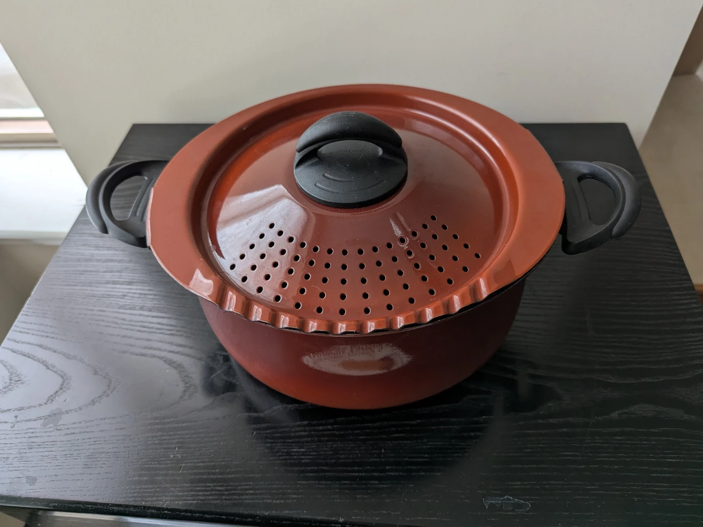 Rondine pasta pot with strainer lid
