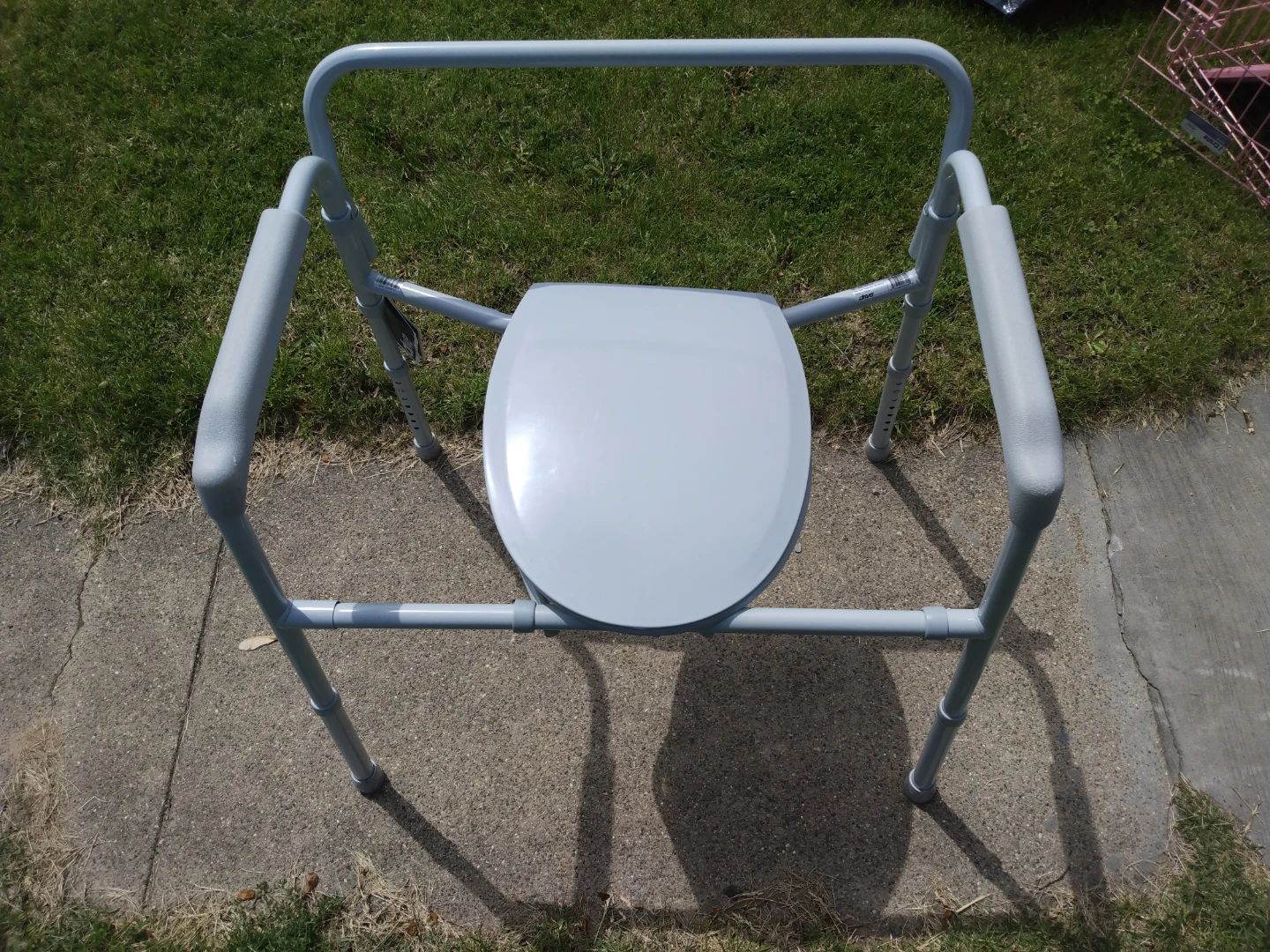 New Drive Bariatric Folding Commode SE Habla Espanol