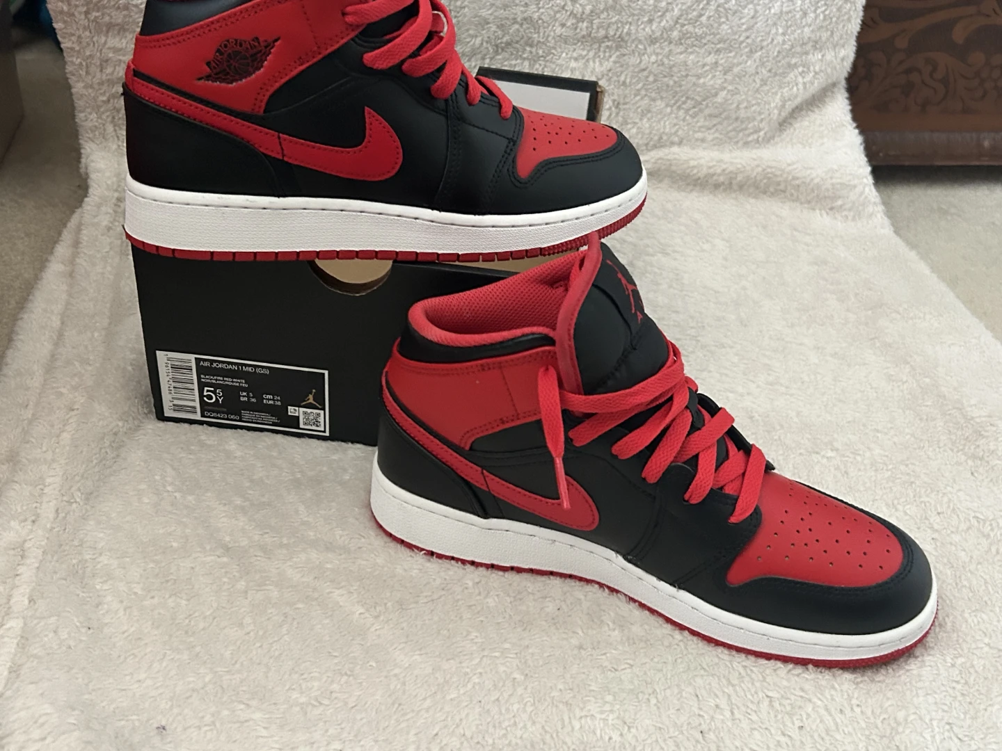 Air Jordan 1 Mid (GS) Black Red Sneakers Size 5Y - photo 2