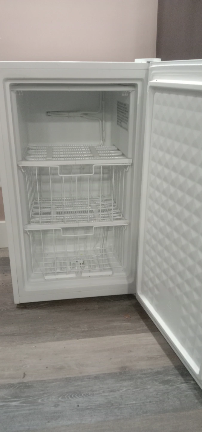 Arctic King White Compact Refrigerator - photo 2