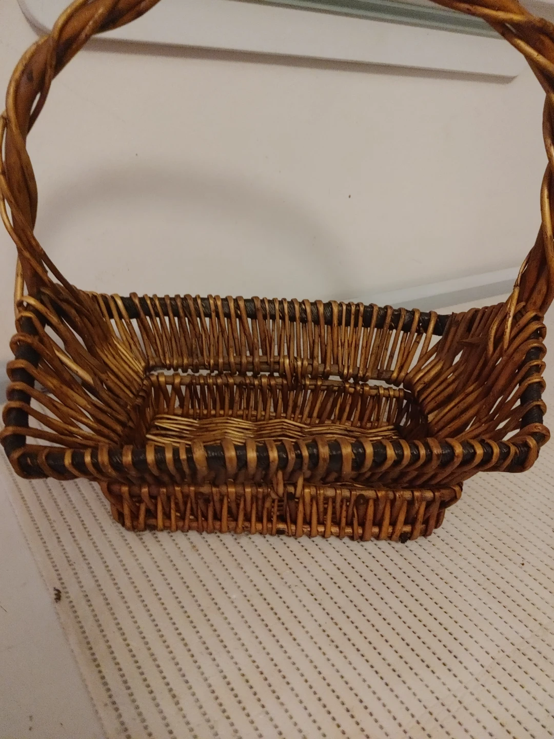 Wicker basket with handle