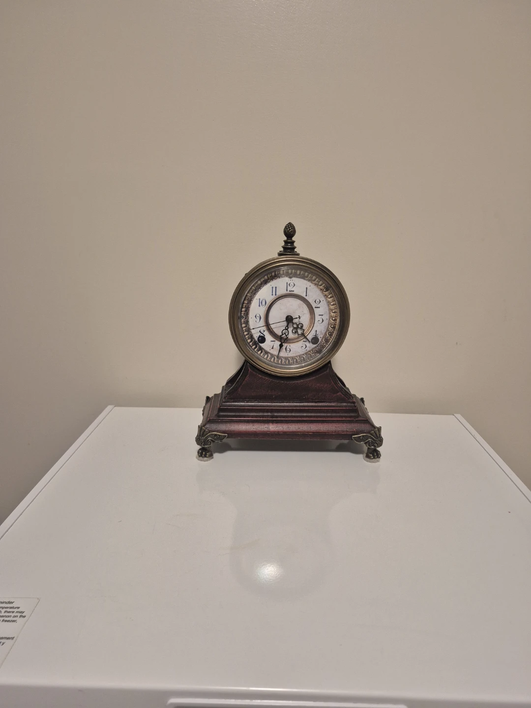 Vintage Mantel Clock with Duracell AAs - photo 2