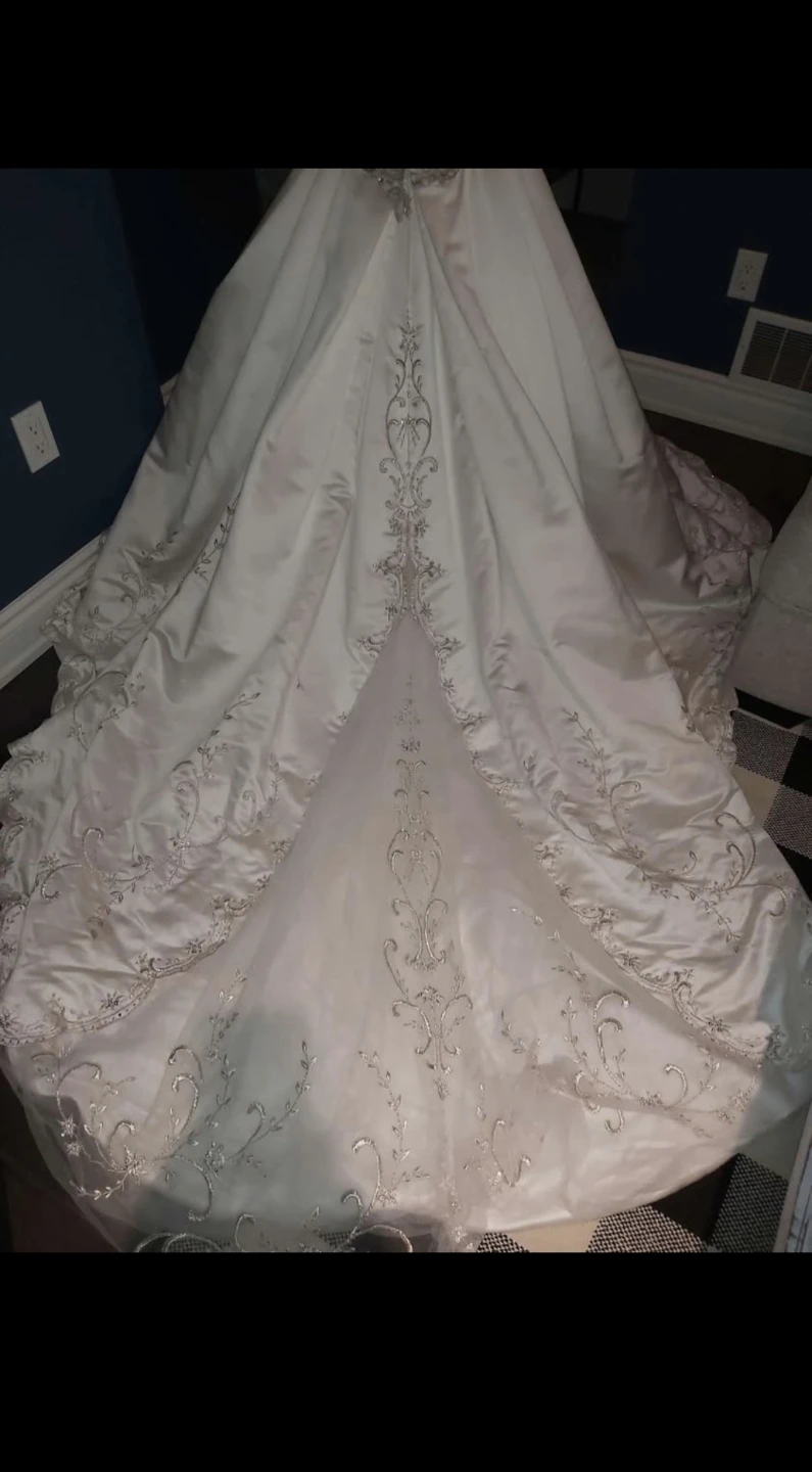 Stunning ballgown wedding dress - photo 2