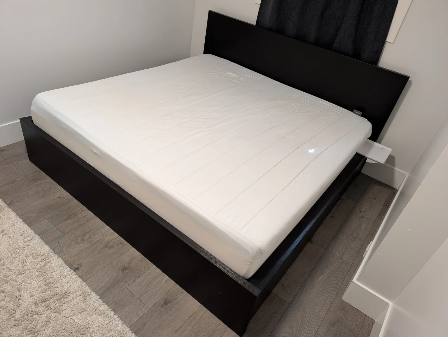 King size bed (smoke/pet free home!!!)