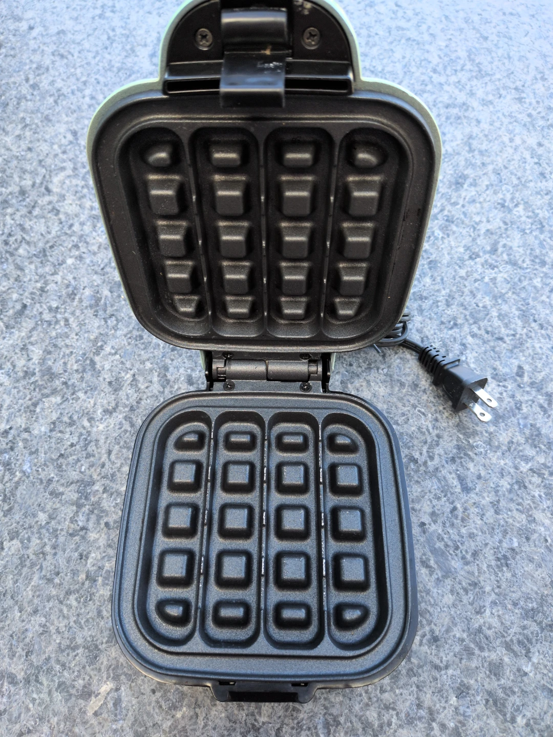 Dash mini waffle maker - photo 2
