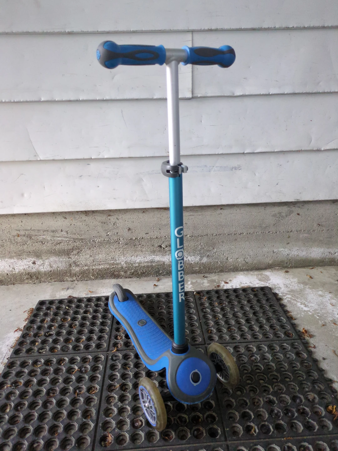 Globber 3-Wheel Scooter - photo 2