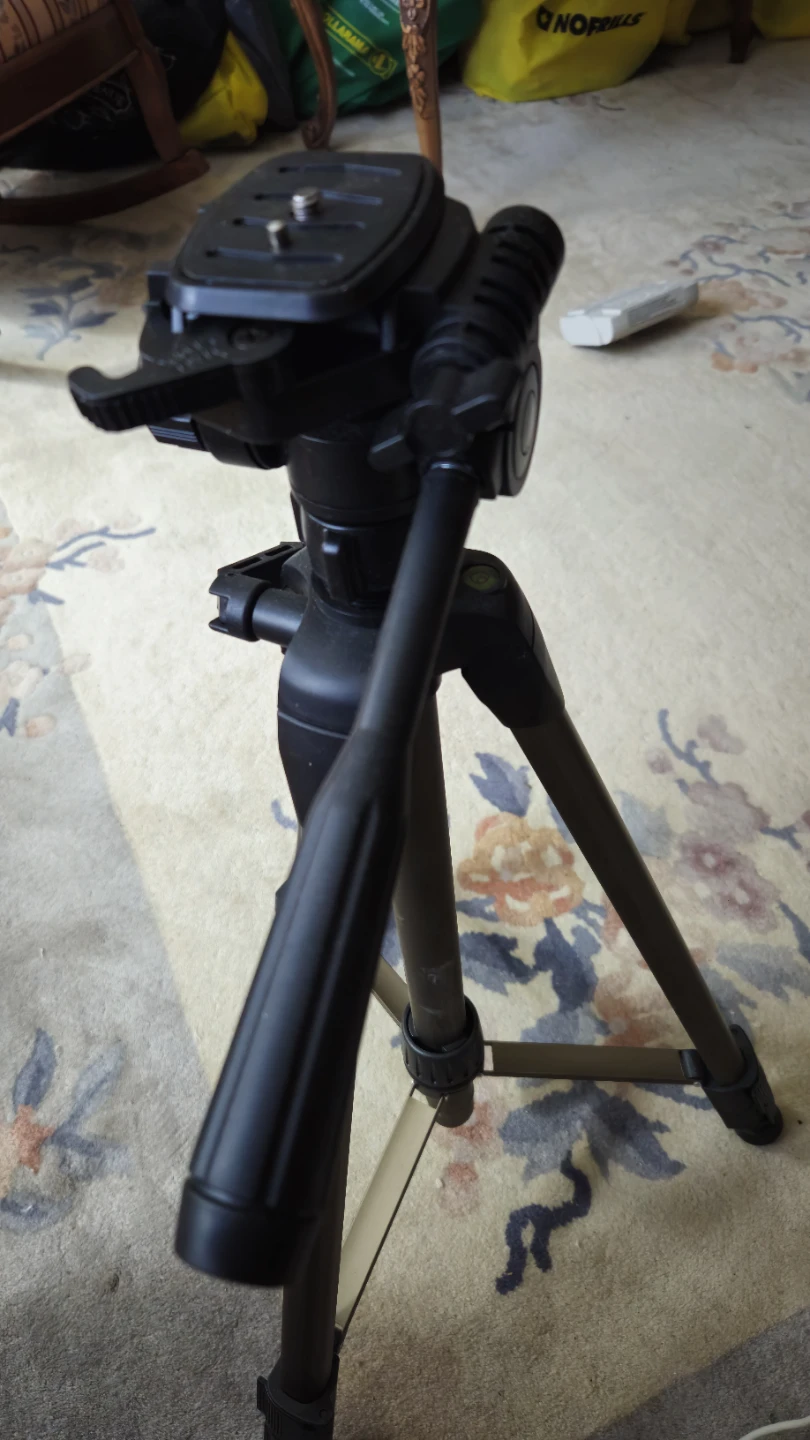Dynex DX-TRP60 Tripod - photo 2
