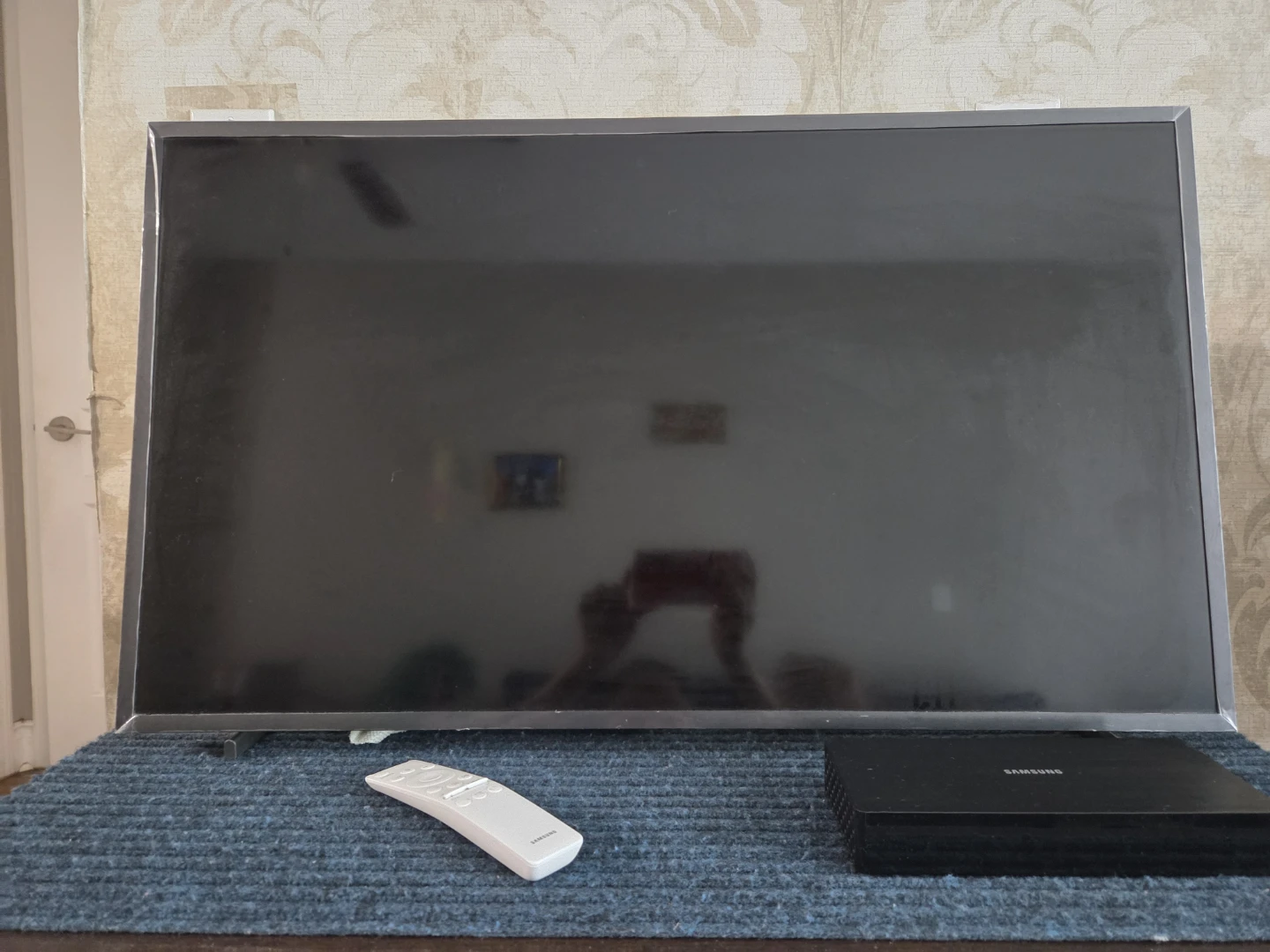 Samsung 32 smart TV with remote and connect 1