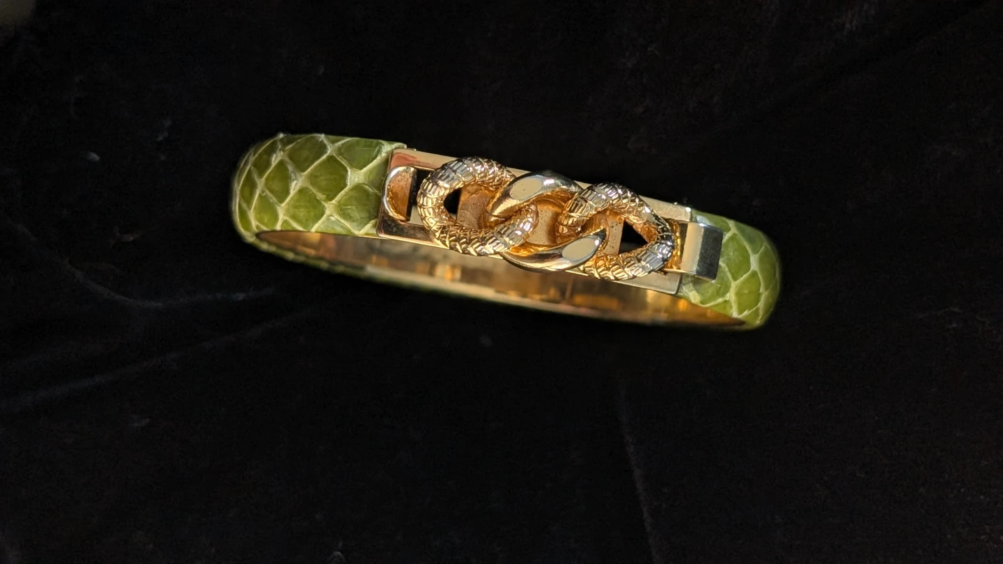 Vitta Minelli Green Snake  Bangle Bracelet with Gold Tone Clasp - photo 4