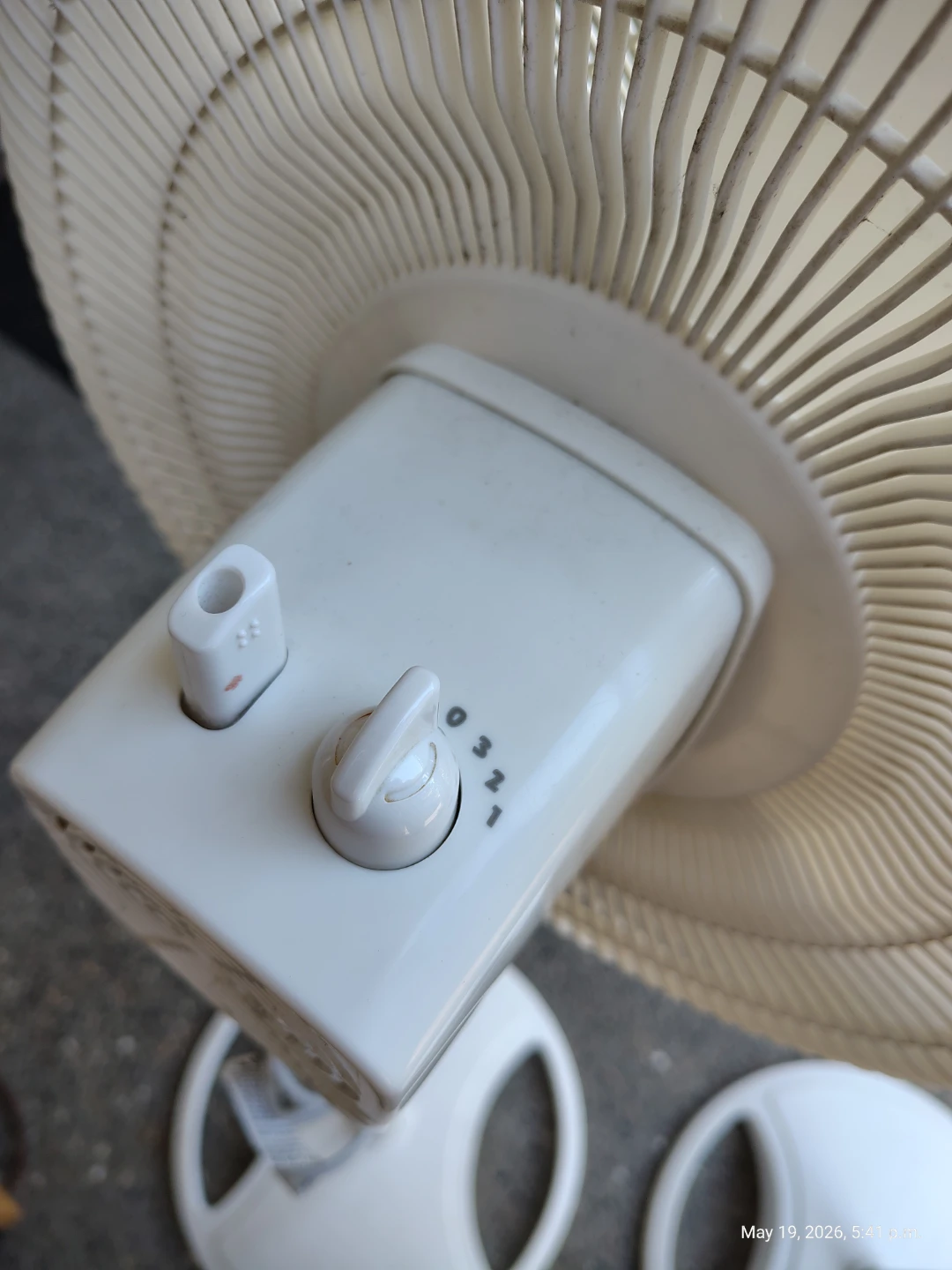 Lasko Modern 16 Inch Fan with Oscillating - photo 4