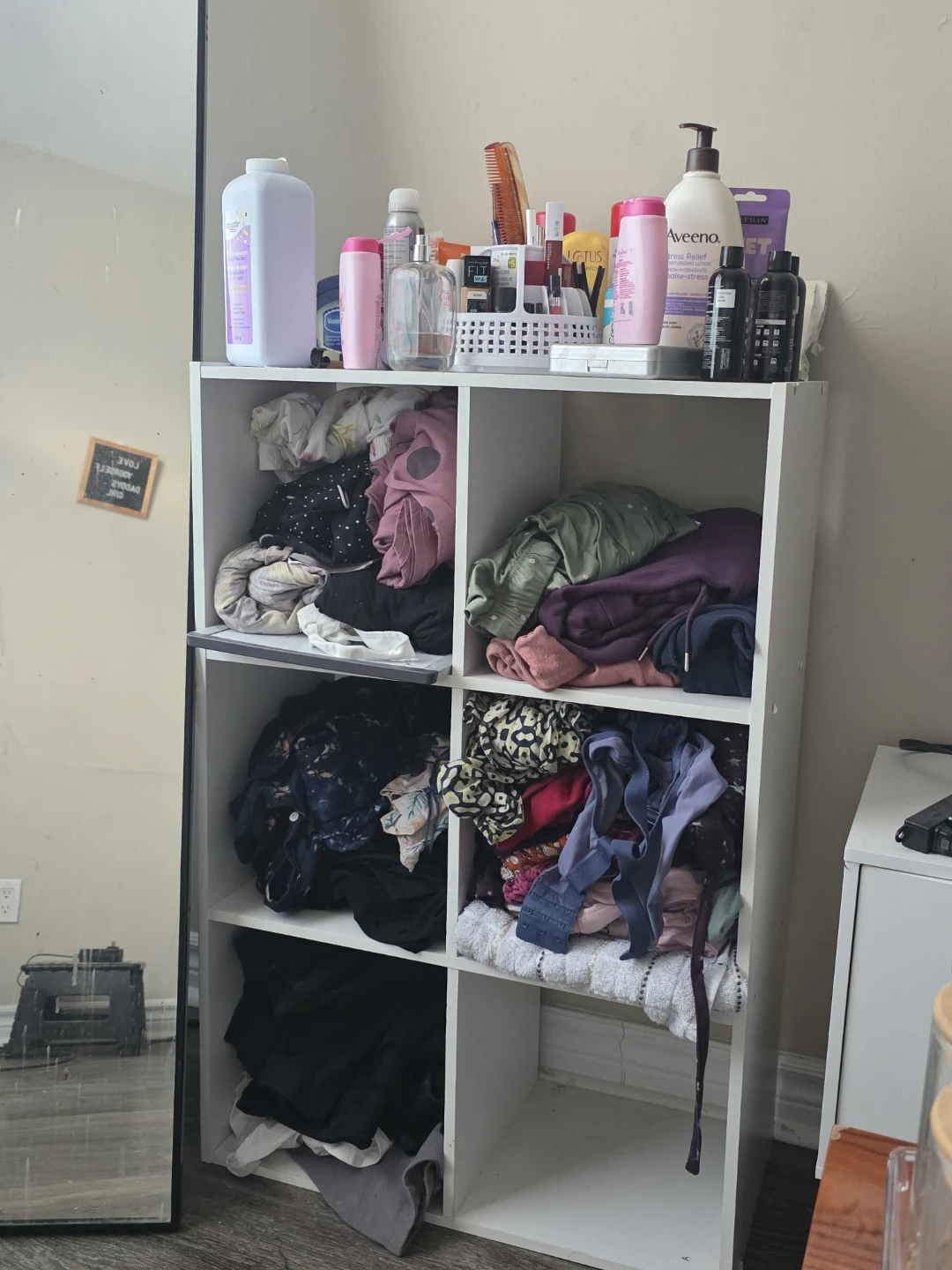 White 6- Cube Storage Shelf