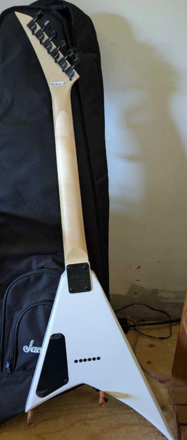 ³/⁴ Scale Jackson Randy Rhodes Flying V with Gig Bag - photo 2
