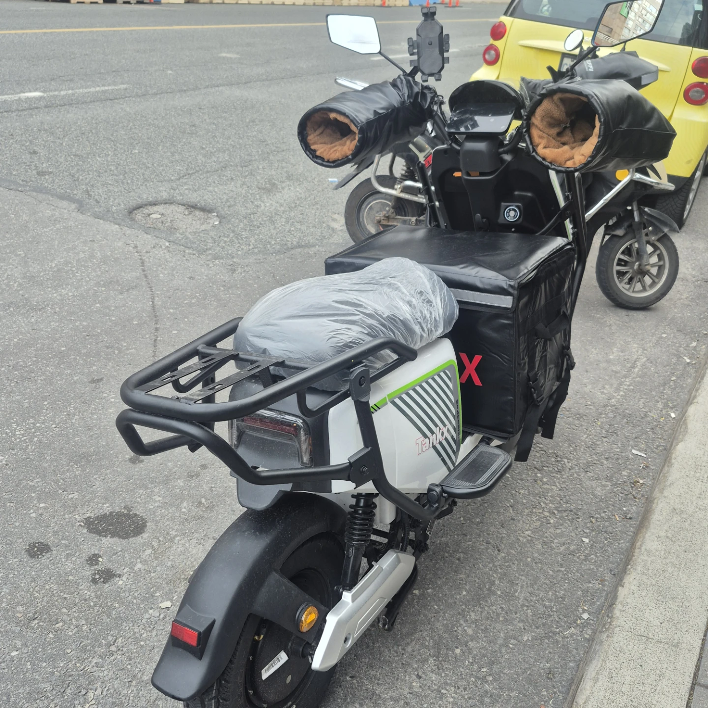 Tank X Electric Scooter with Insulated Delivery Bag - photo 2