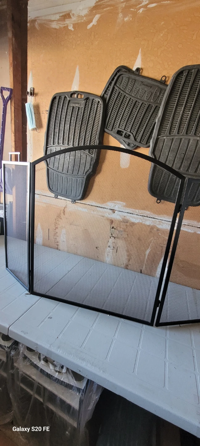 Black Metal Tri-Fold Fireplace Screen