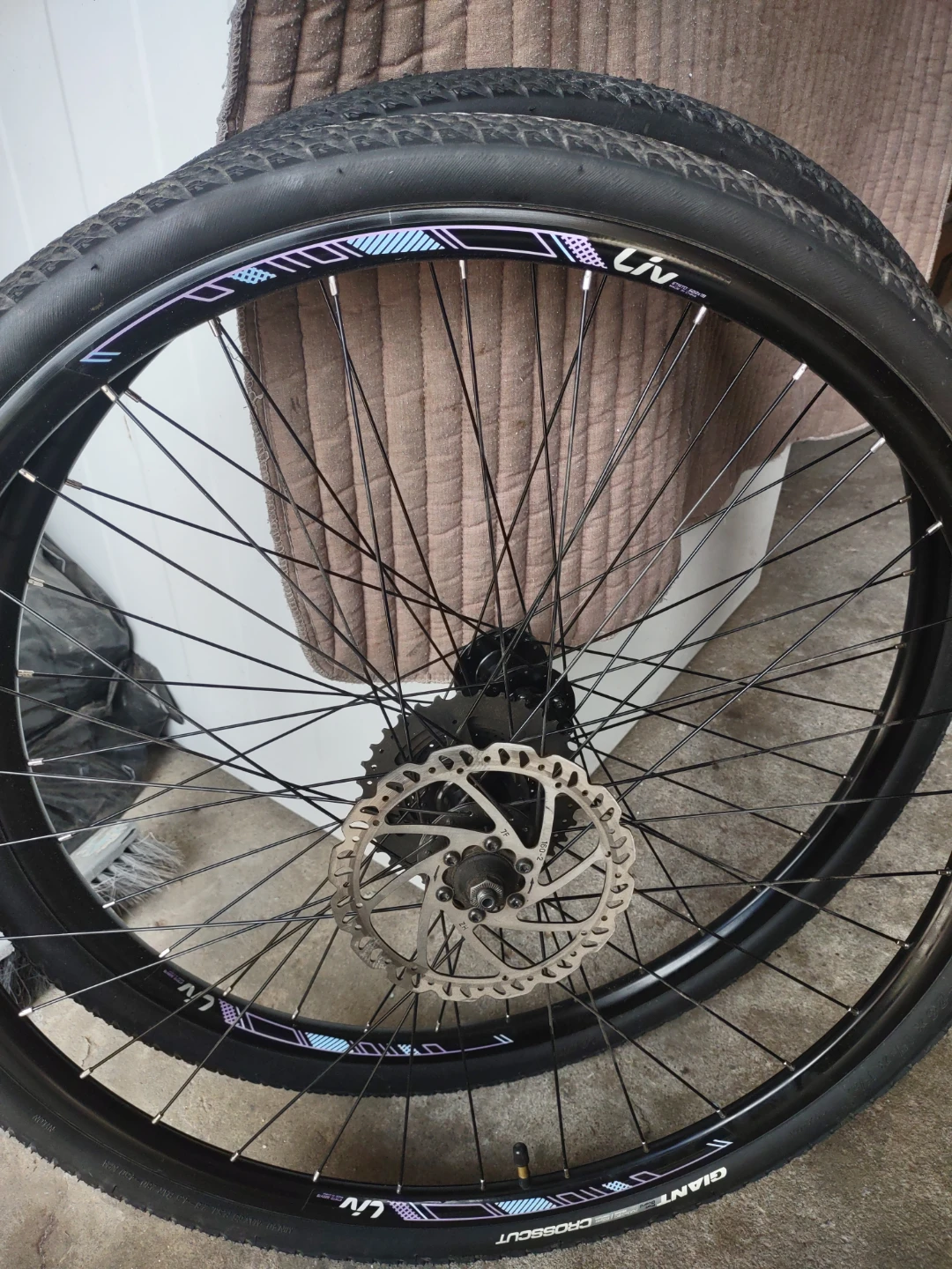 Giant Crosscut Bike Wheels with Disc Brakes