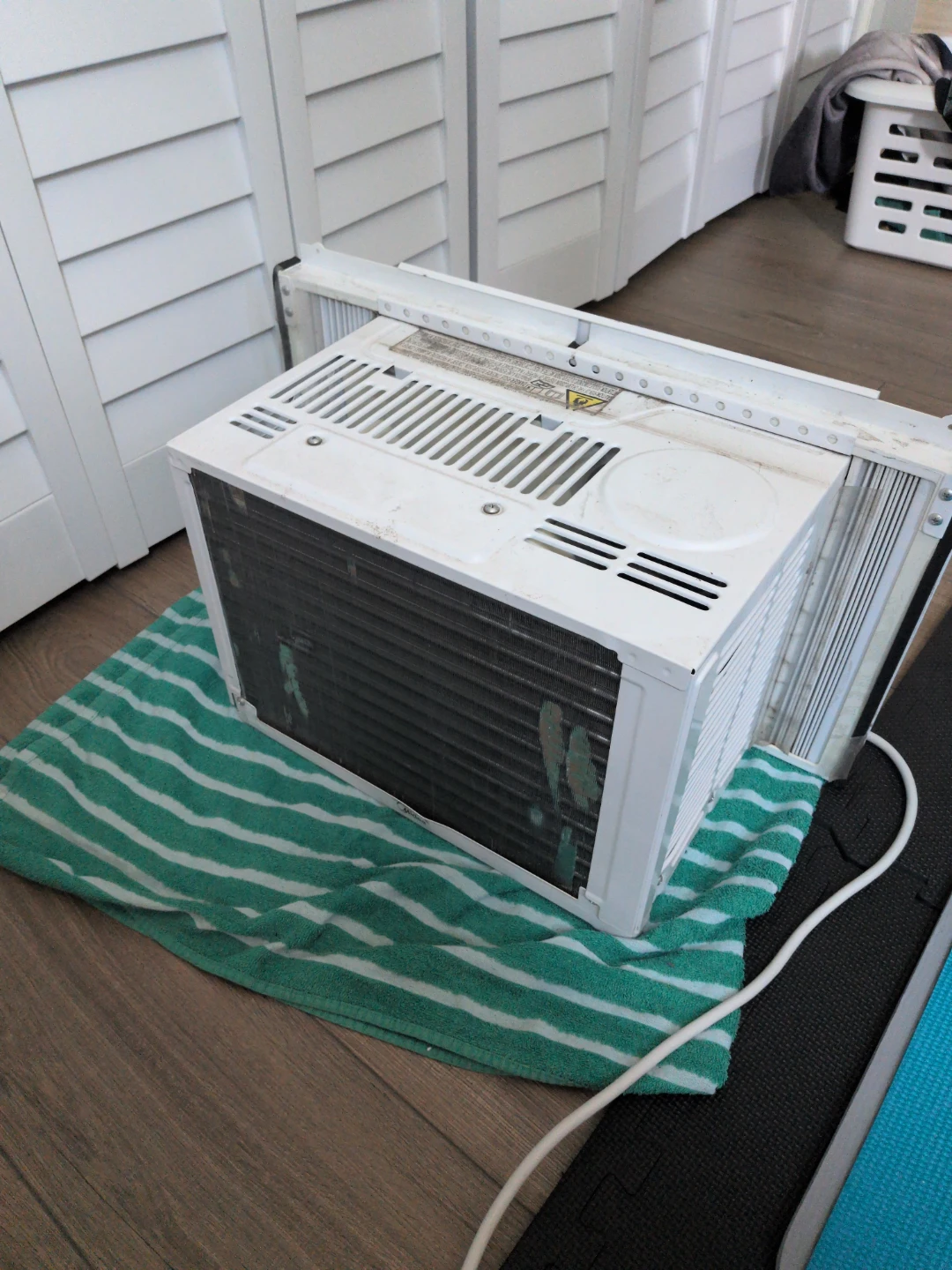 Small Midea window AC Unit - photo 3