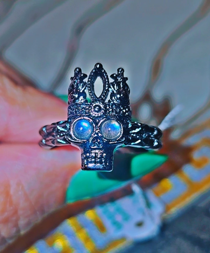 Labradorite gemstones in Skull Crown  ring - photo 2