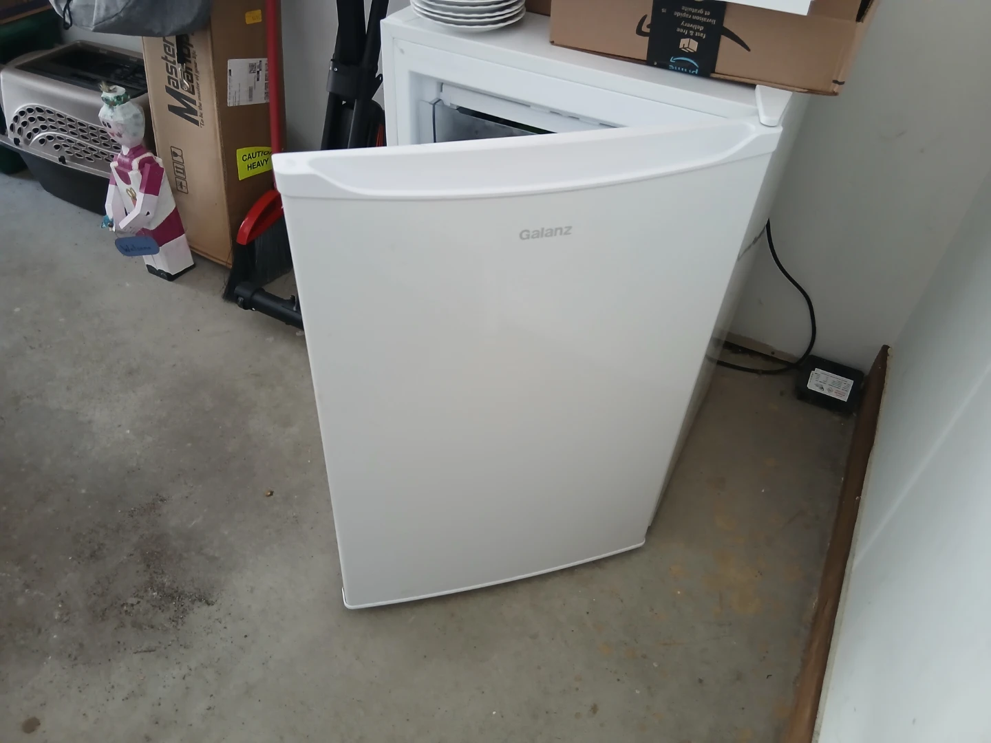Galanz White Compact Refrigerator