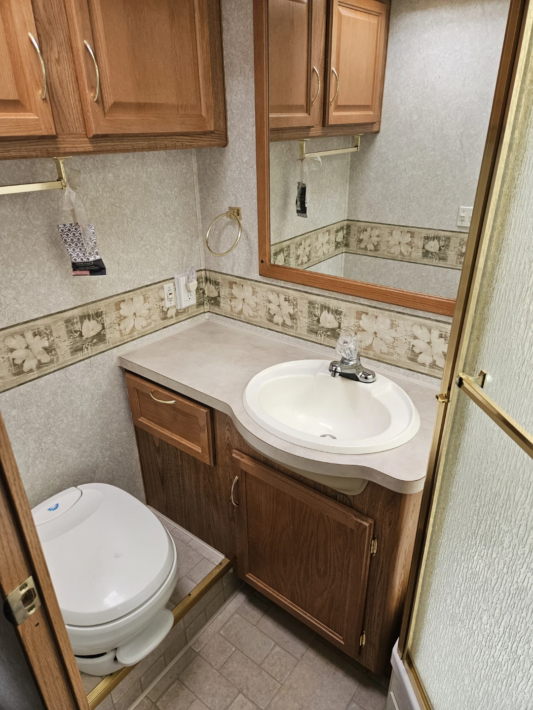 Fleetwood Bounder RV - photo 2