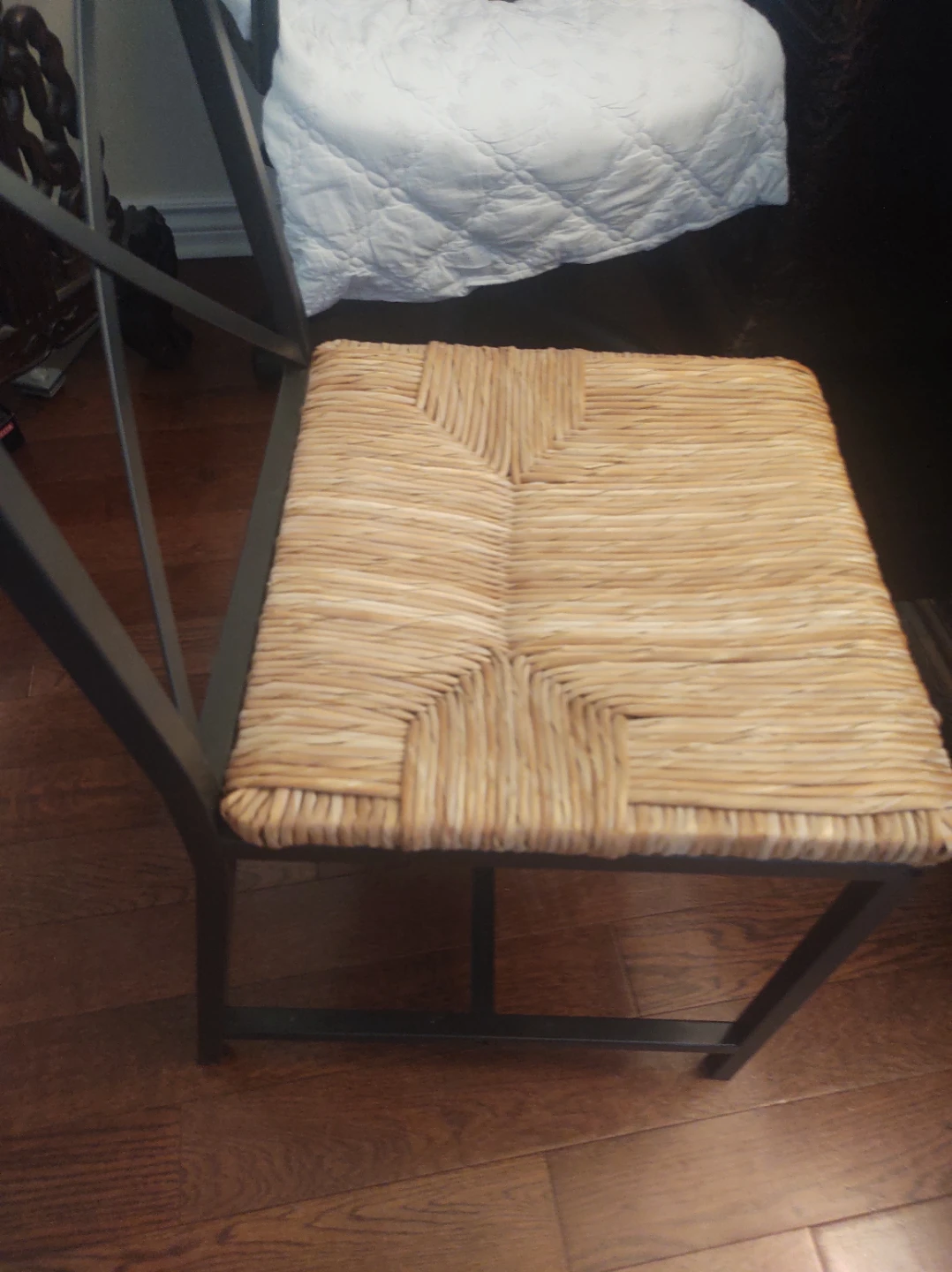 Metal frame chair with woven seat