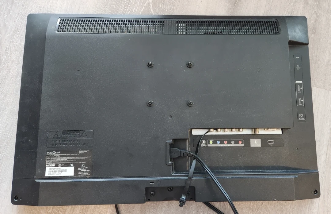 Insignia 24" LCD TV - photo 2