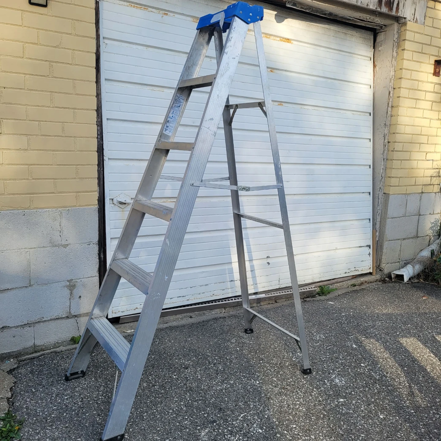 6ft Lite Aluminum Stepladder - 200lb Capacity