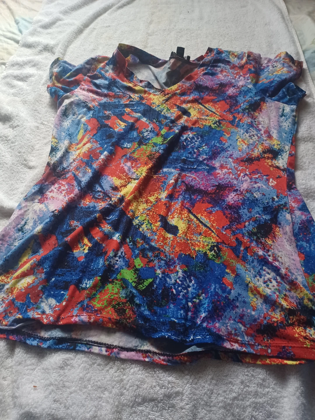Rouge Collection 3X Colorful Abstract V-Neck T-Shirt