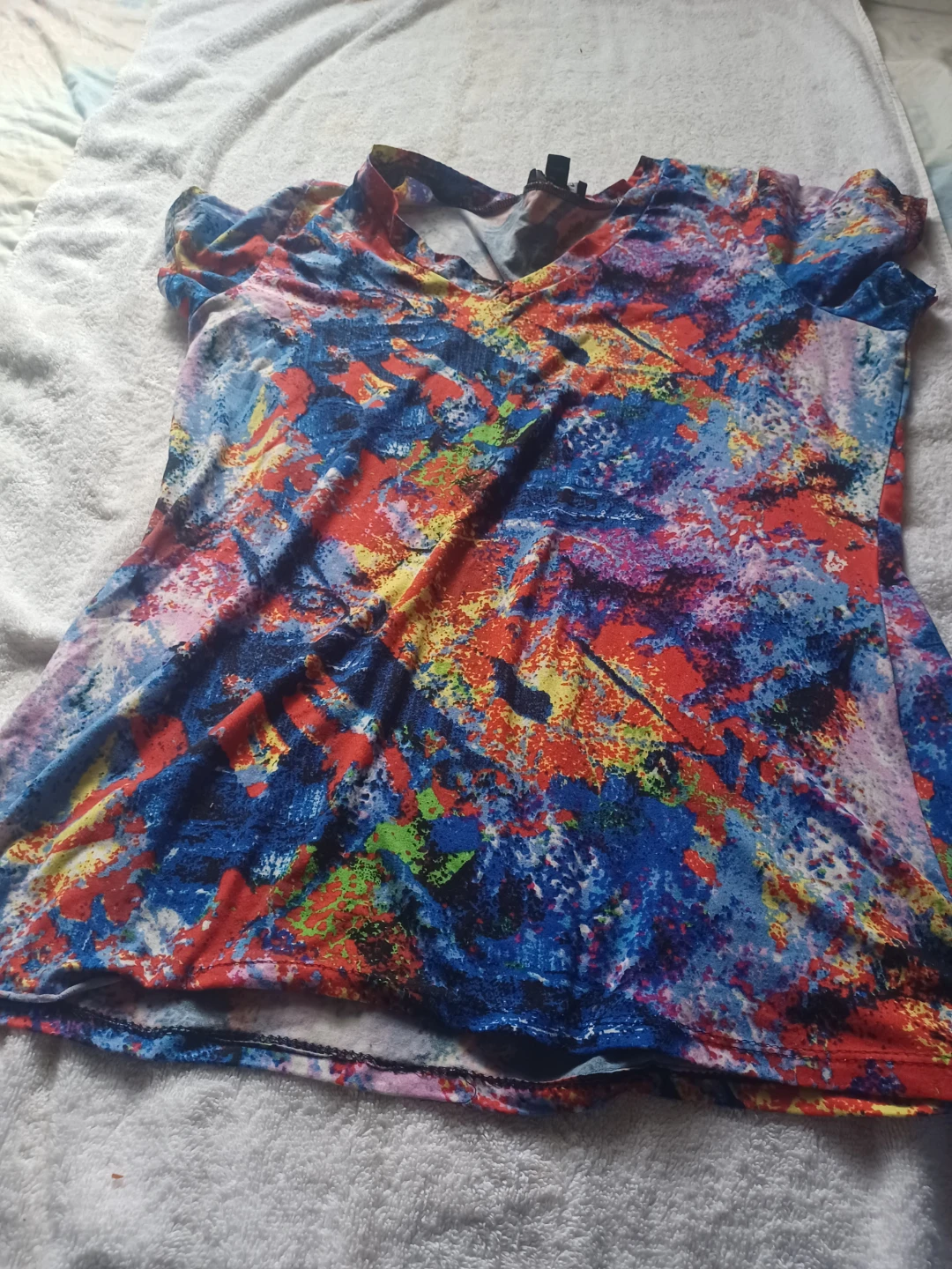 Rouge Collection 3X Colorful Abstract V-Neck T-Shirt - photo 2