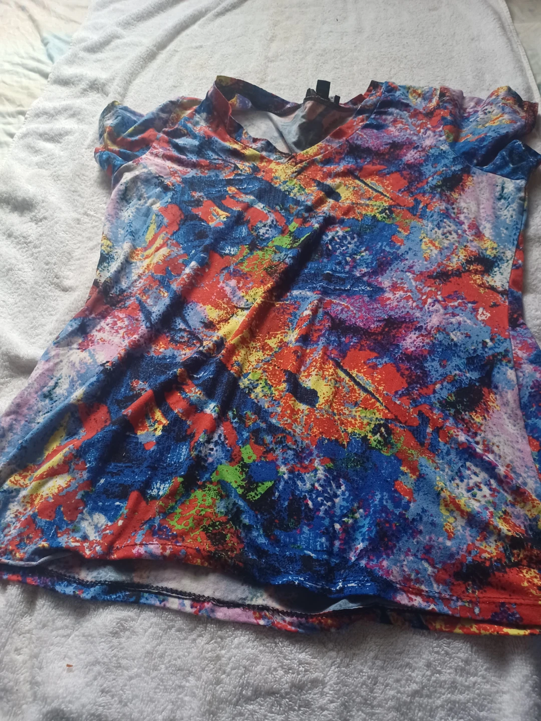 Rouge Collection 3X Colorful Abstract V-Neck T-Shirt - photo 3
