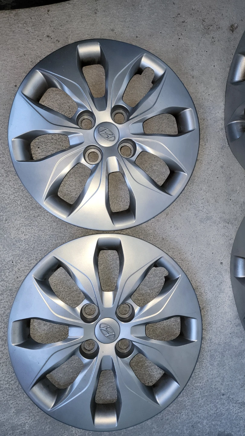 Set of 4 Hyundai Hubcaps - photo 2