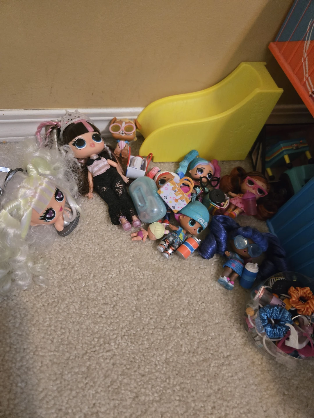 LOL Surprise! Dollhouse with Accessories and Dolls - photo 2