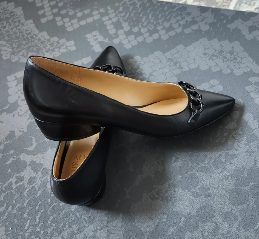 Black leather size 8 flats