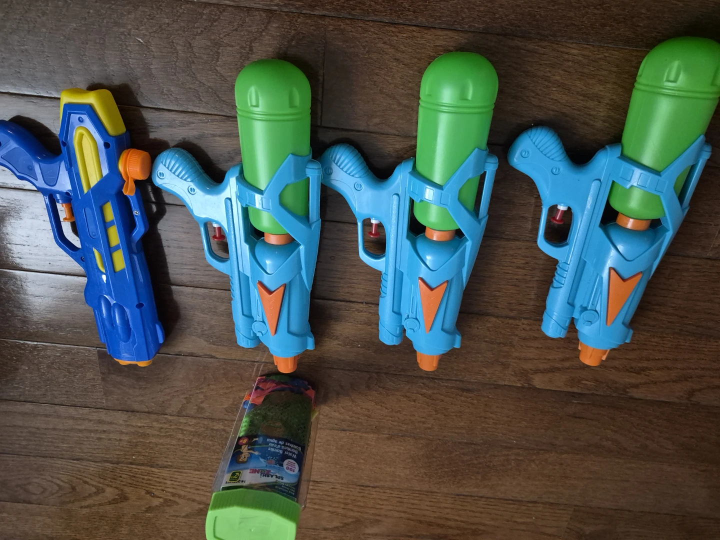 Set of 4 Water Guns and 100 Water Balloons