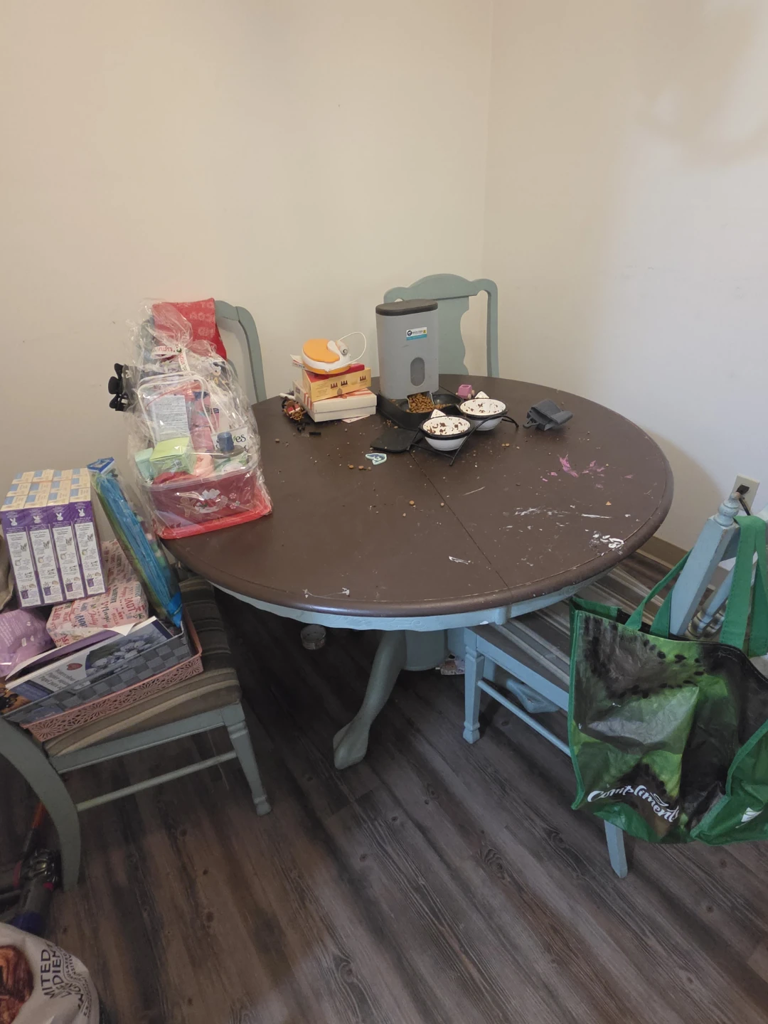 **project table. Round Pedestal Dining Table with Chairs
