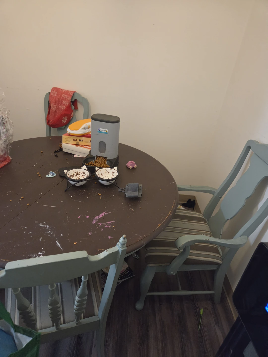 **project table. Round Pedestal Dining Table with Chairs - photo 2