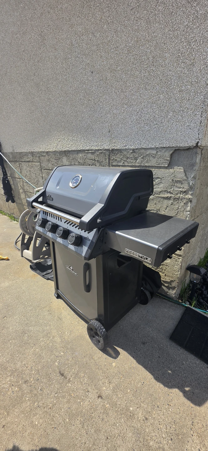 Napoleon Freestyle Propane Gas Grill
