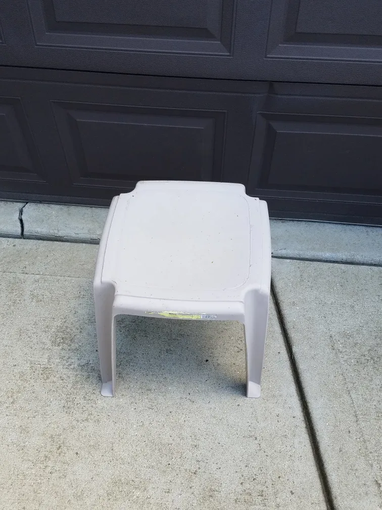 Plastic table