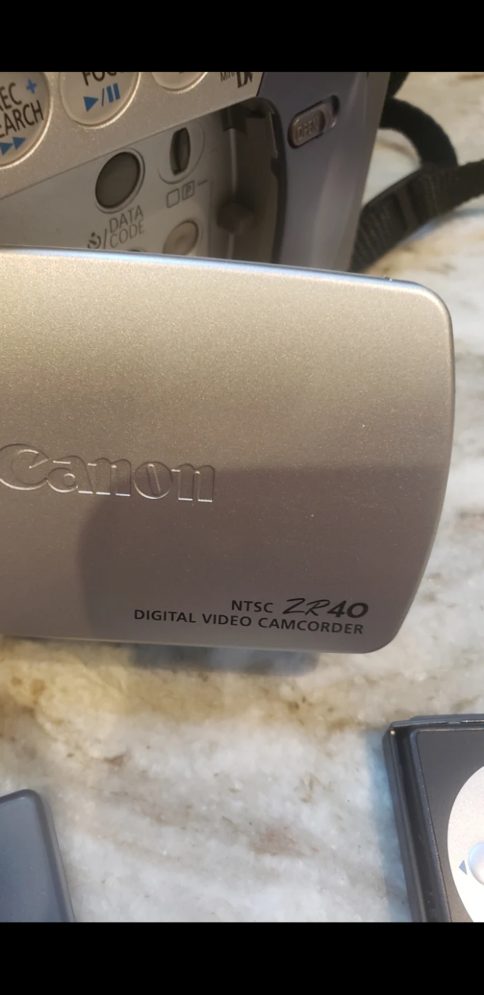 Canon NTSC ZR40 Digital Video Camcorder - photo 2