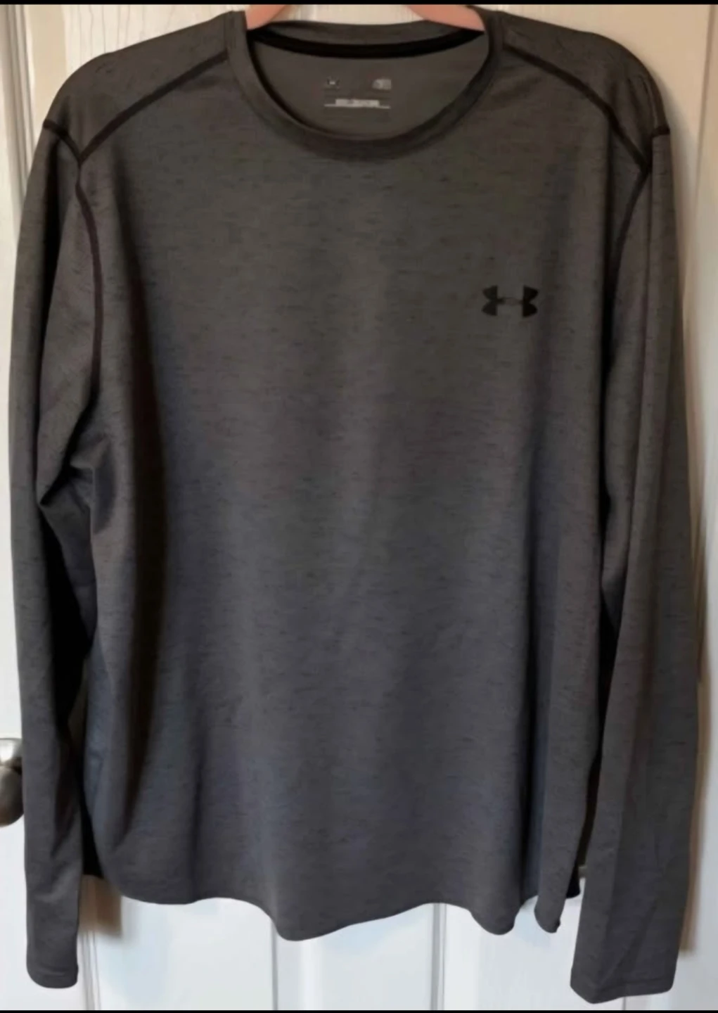 Men’s Under Armour Gray Longsleeve.  LOOSE Fit. Size - X-Large.