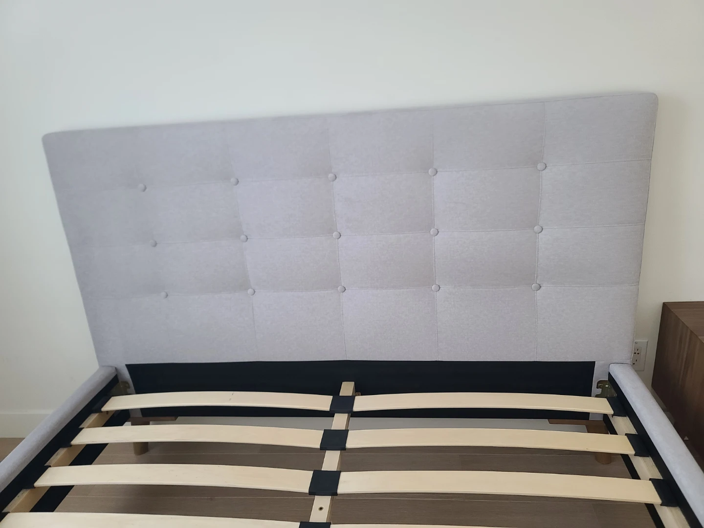 Light Grey Upholstered Bed Frame with Tufted Headboard - photo 3