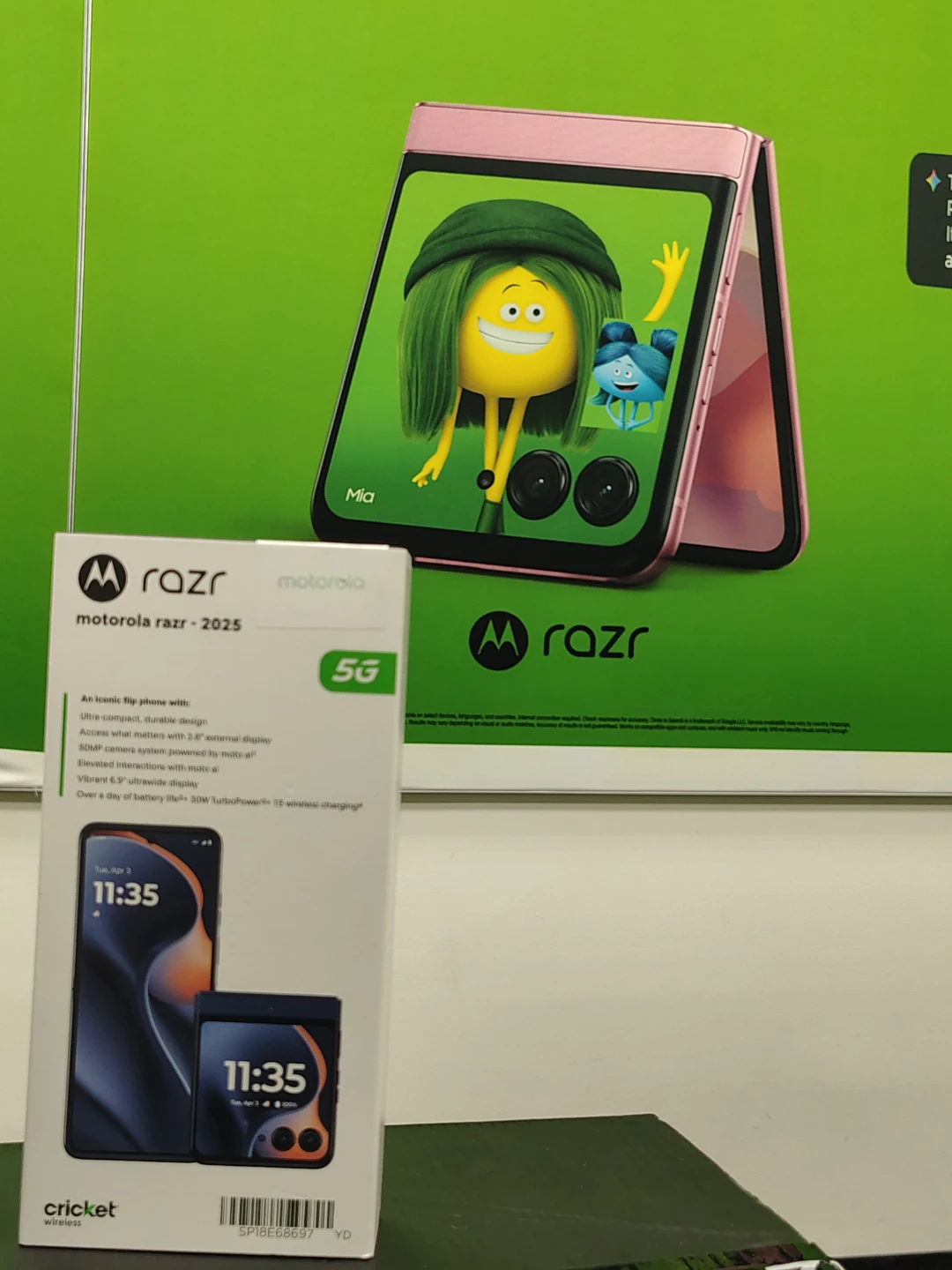 Motorola Razr 2025 5G Flip Phone