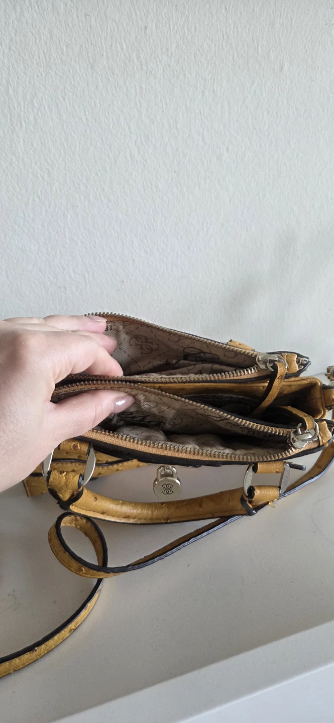 Guess yellow ostrich-embossed crossbody bag - photo 4