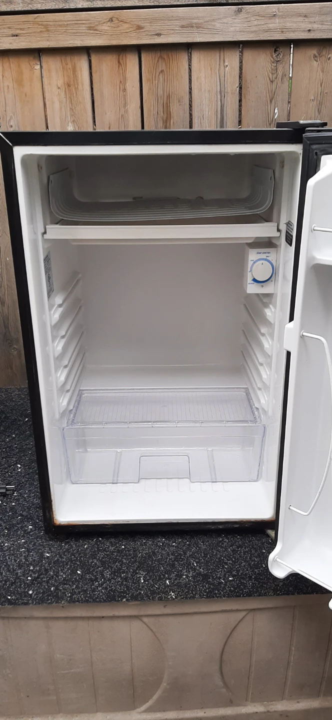 GE Compact Mini Fridge READ DESCRIPTION ON SIZE - photo 2