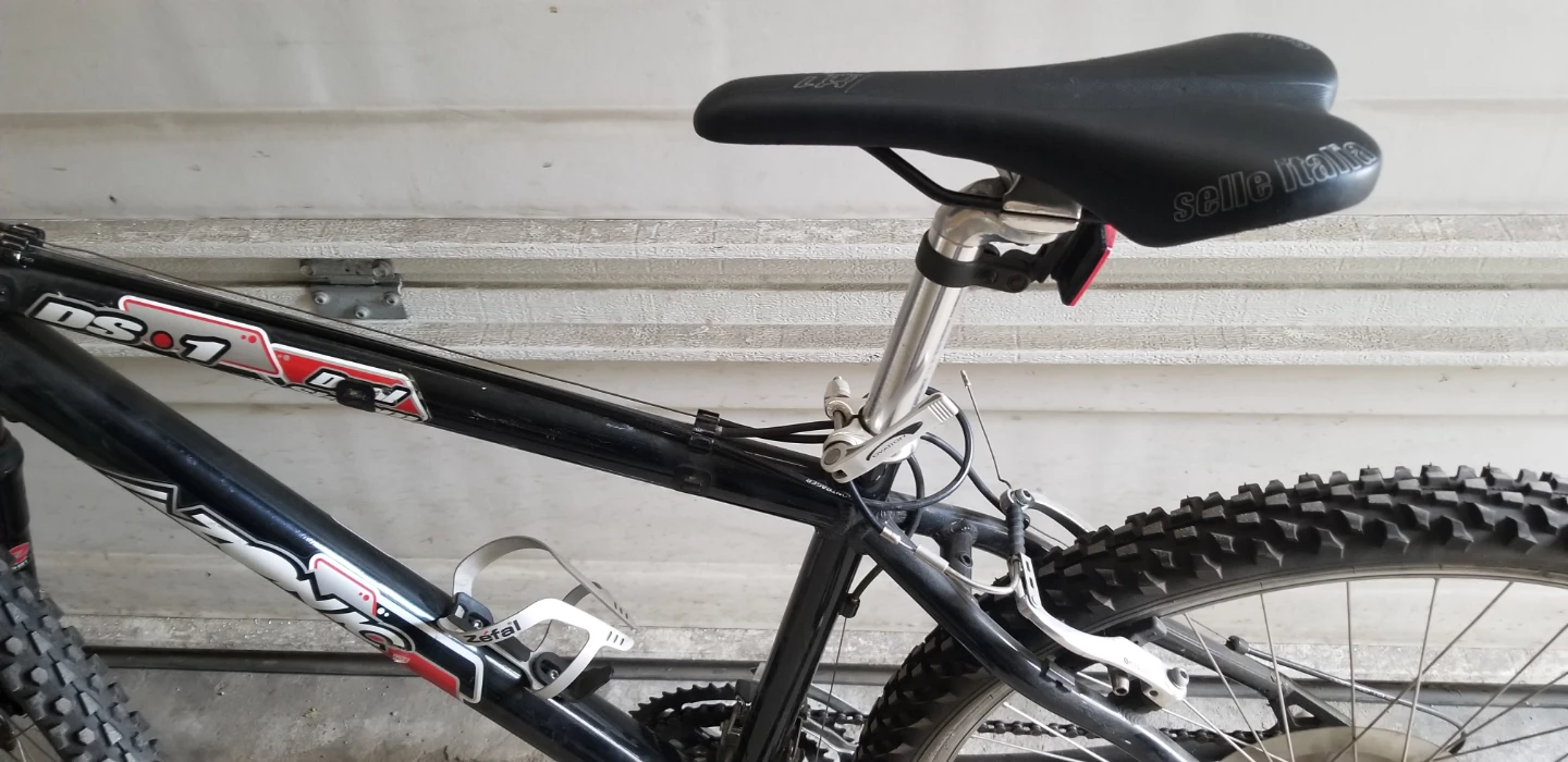 Black Azonic DS1 Mountain Bike - 26" Wheels