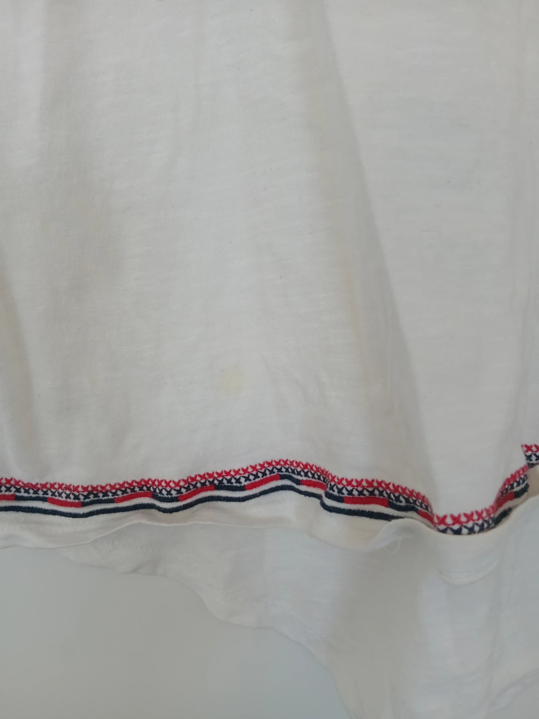 Joe Fresh White Embroidered V-Neck T-Shirt - Medium - photo 3