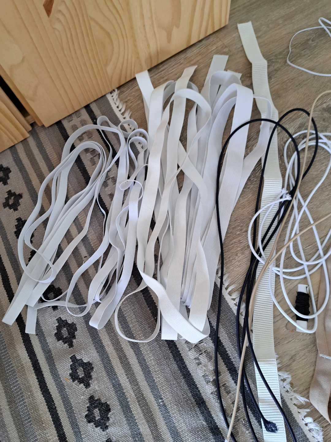 More than 40 meters of assorted elastic. - photo 3