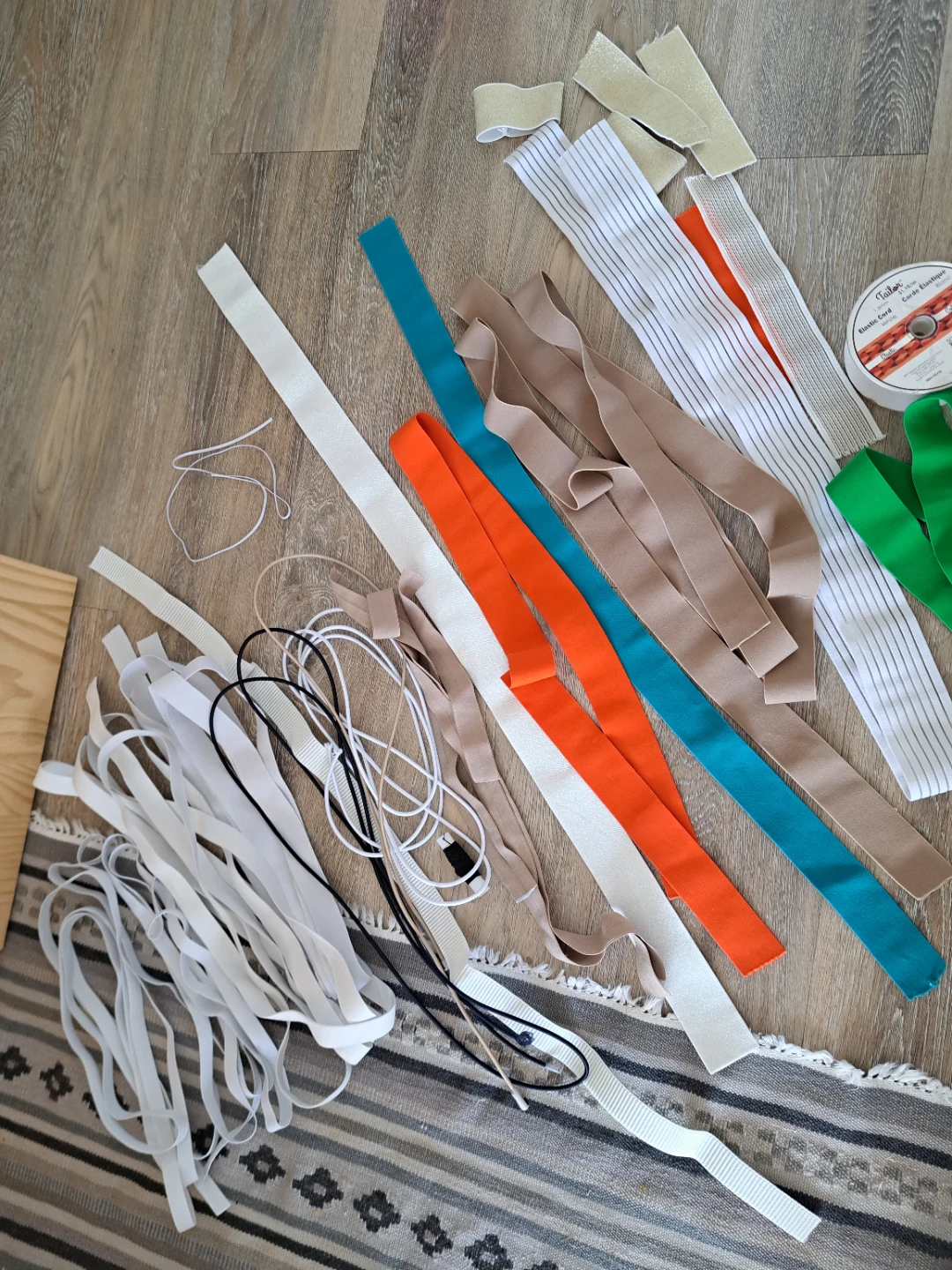 More than 40 meters of assorted elastic. - photo 4