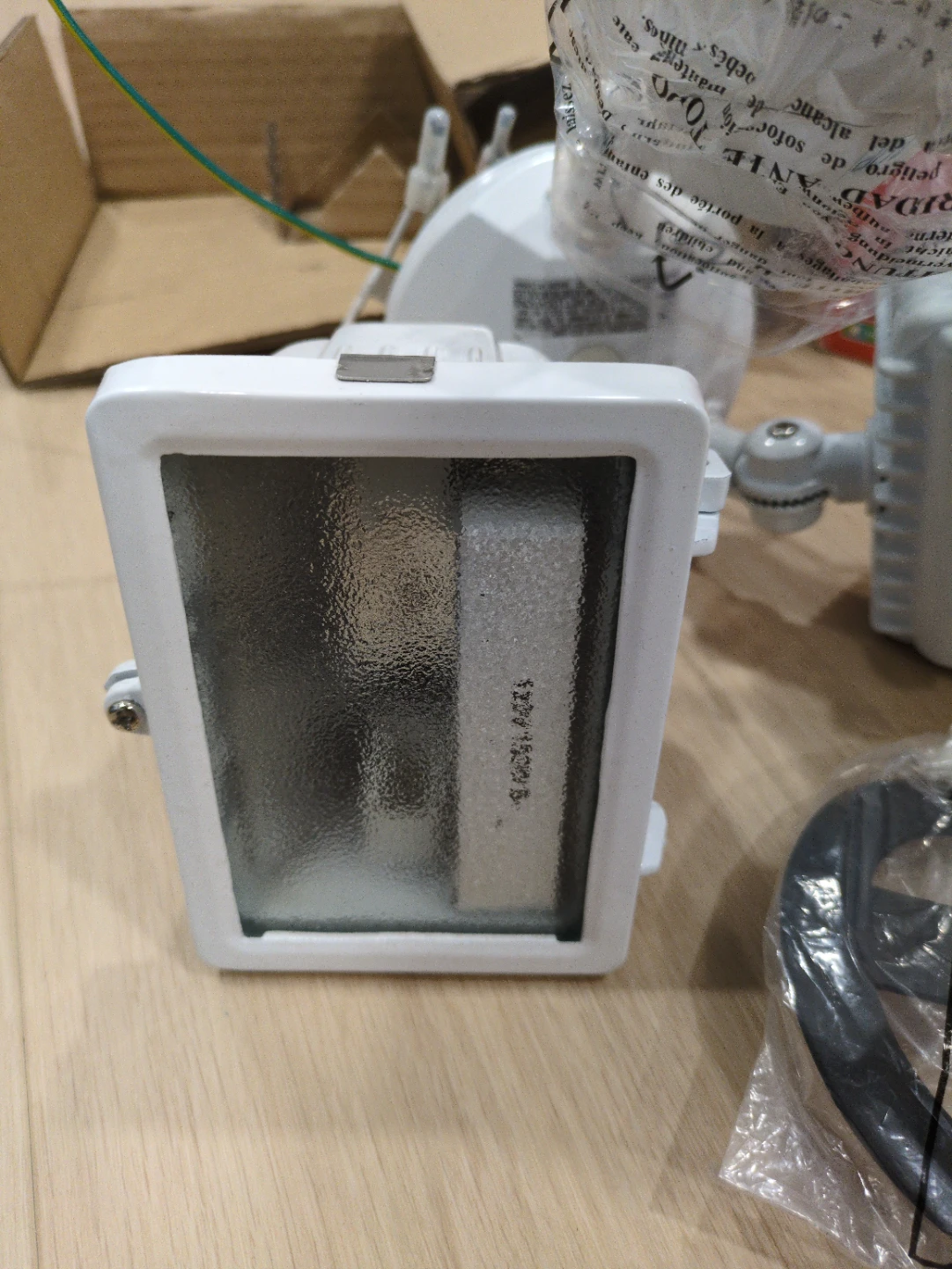 NIB: Globe Motion Sensor Security Light - photo 2